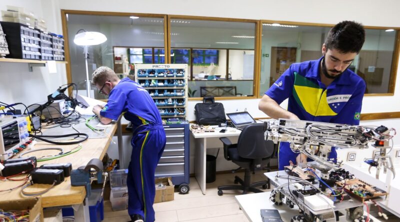 MEC regulamenta programa que fortalece formação profissional