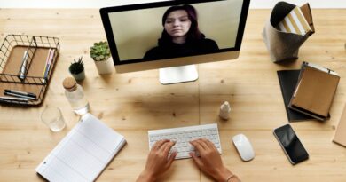 Profissional trabalhando em notebook