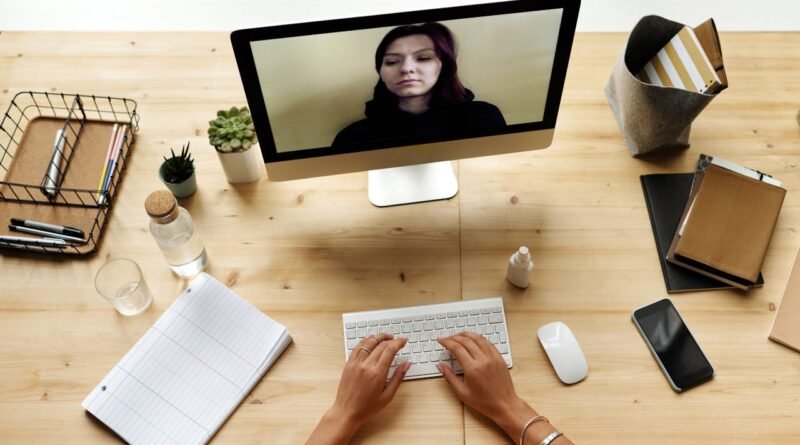 Profissional trabalhando em notebook