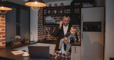 Profissional trabalhando em mesa com computador