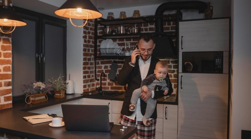 Profissional trabalhando em mesa com computador