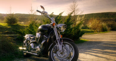 Pessoa andando de moto