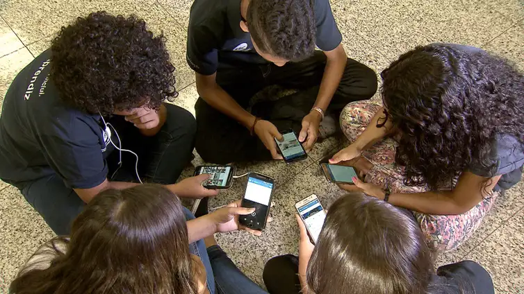 Home 49 MEC fará pesquisa sobre impacto da restrição de celular nas escolas