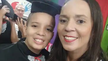 Rio de Janeiro (RJ), 09/01/2026 - Brasileiros vão reaproveitar material escolar na volta às aulas 2026. Priscilla Pires e o seu filho Gabriel. Foto: Priscilla Pires/Arquivo Pessoal