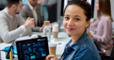 Trabalhando mesa computador