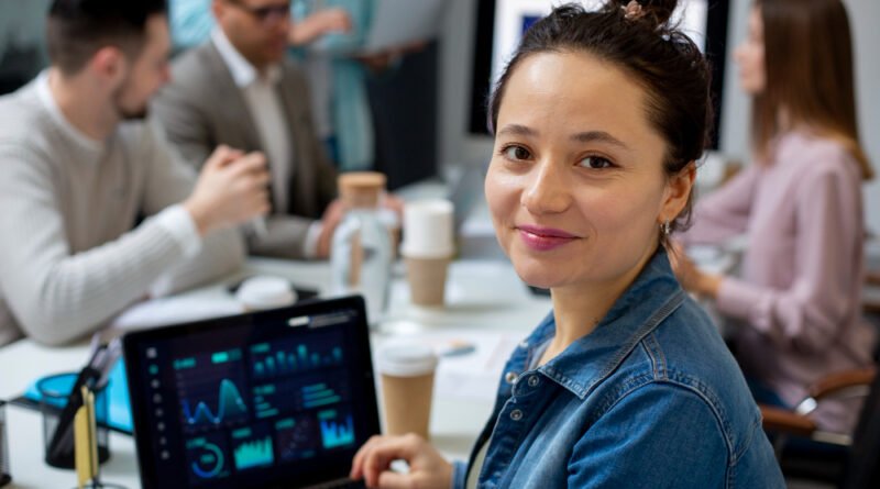 Trabalhando mesa computador