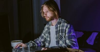 Profissional trabalhando no computador