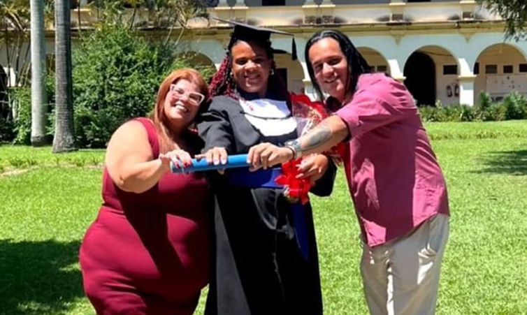 Mulher trans chega à universidade 25 anos após violência na escola