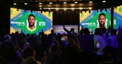 Neymar não treina em apresentação e preocupa a duas semanas da Copa