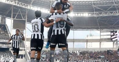 Botafogo vence Corinthians pelo Brasileirão com três de Arthur Cabral