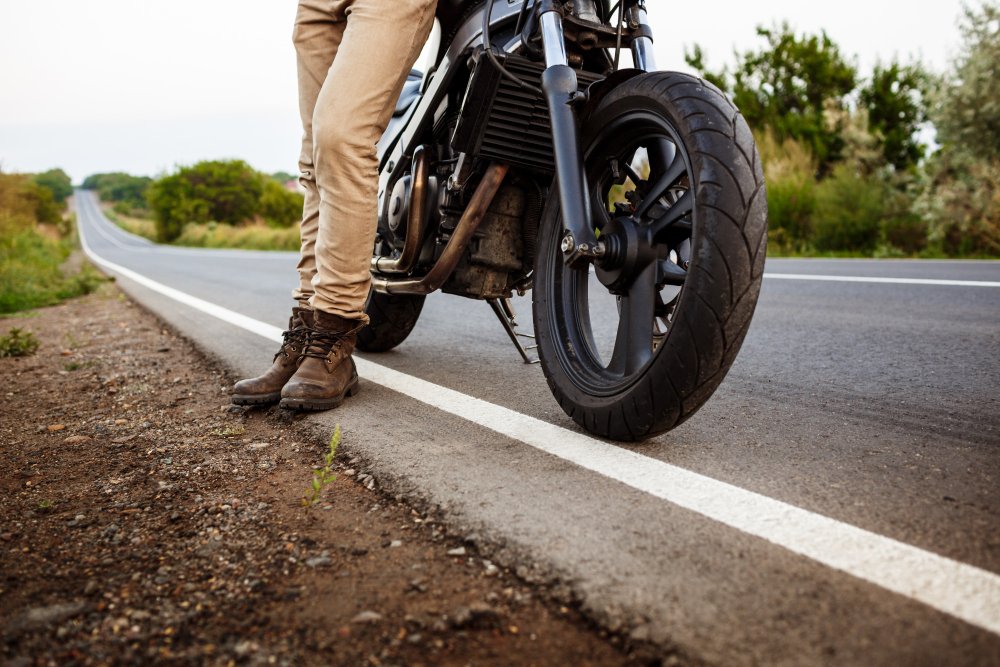 Moto com pneu travado: O guincho para motos resolve?