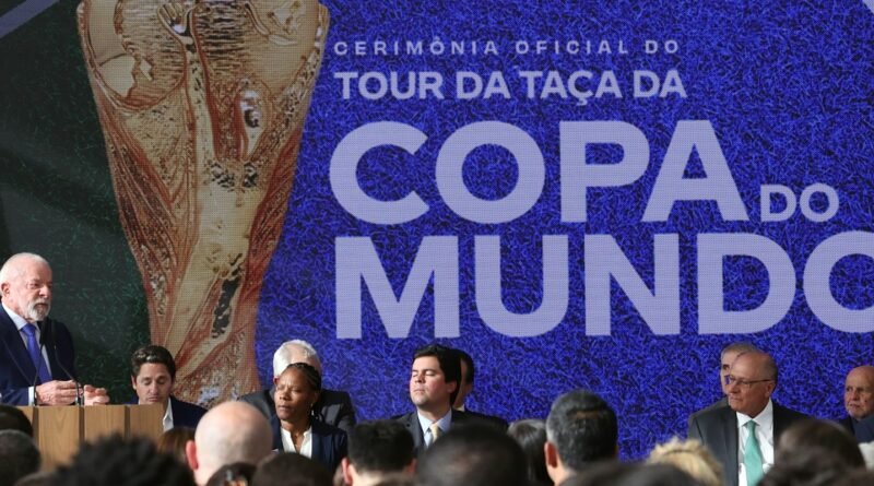 Lula sanciona lei da Copa do Mundo Feminina e reconhece pioneiras