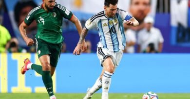 Messi vira maior artilheiro das copas e lidera Argentina em estreia