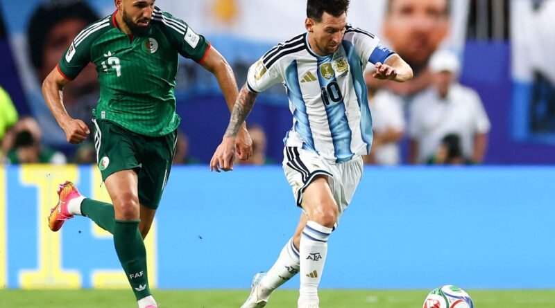 Messi vira maior artilheiro das copas e lidera Argentina em estreia