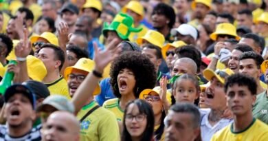 Torcedores se reúnem no centro de SP para assistir ao jogo do Brasil