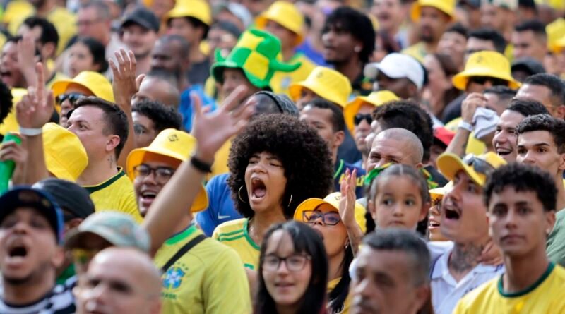 Torcedores se reúnem no centro de SP para assistir ao jogo do Brasil