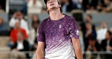 João Fonseca luta, mas dá adeus a Roland Garros após revés para Mensik