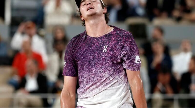 João Fonseca luta, mas dá adeus a Roland Garros após revés para Mensik
