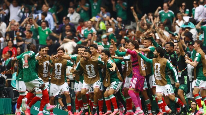 México abre Copa vencendo África do Sul em duelo com três expulsões