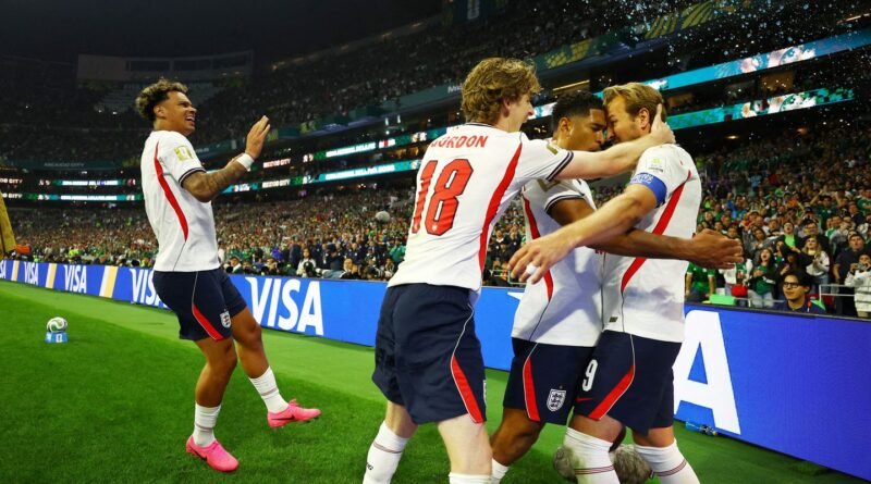Com um a menos, Inglaterra derruba México no Azteca e segue na Copa