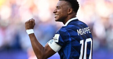 De pênalti, França vence retranca do Paraguai e se classifica na Copa