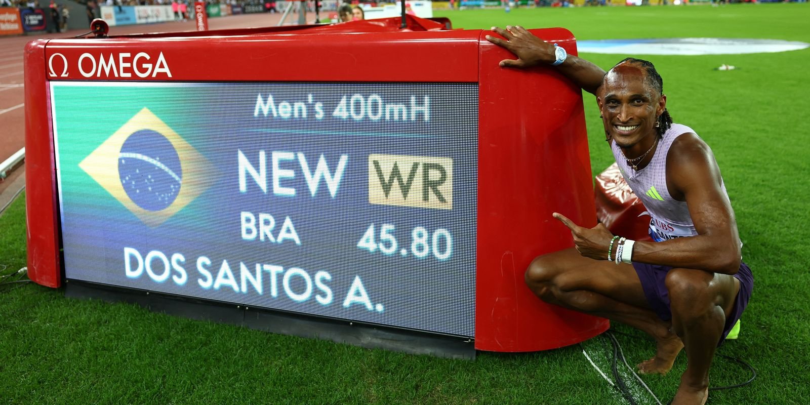 Alison dos Santos quebra recorde mundial dos 400m com barreiras