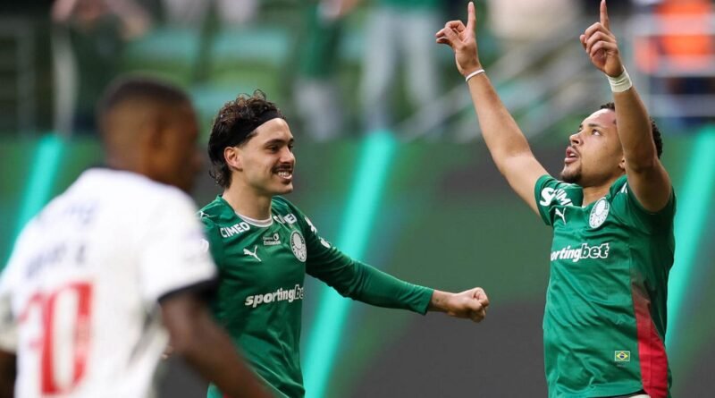 Palmeiras goleia Vasco e volta a abrir frente no Brasileirão: 4 a 1