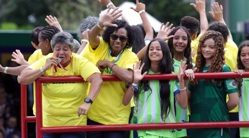 Desfile de 7 de Setembro homenageia pioneiras do futebol feminino